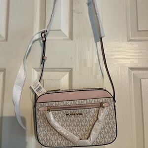 91/2 x 61/2 with a50 in adjstrap.$398 140.crossbody great foroutings,work.